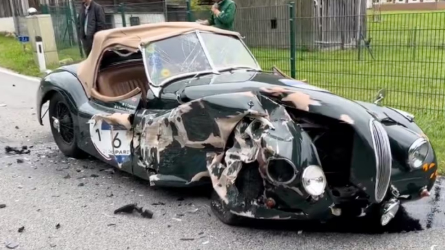 Mobilozás közben törte rommá a 150 milliós Jaguart egy 23 éves magyar nő Ausztriában